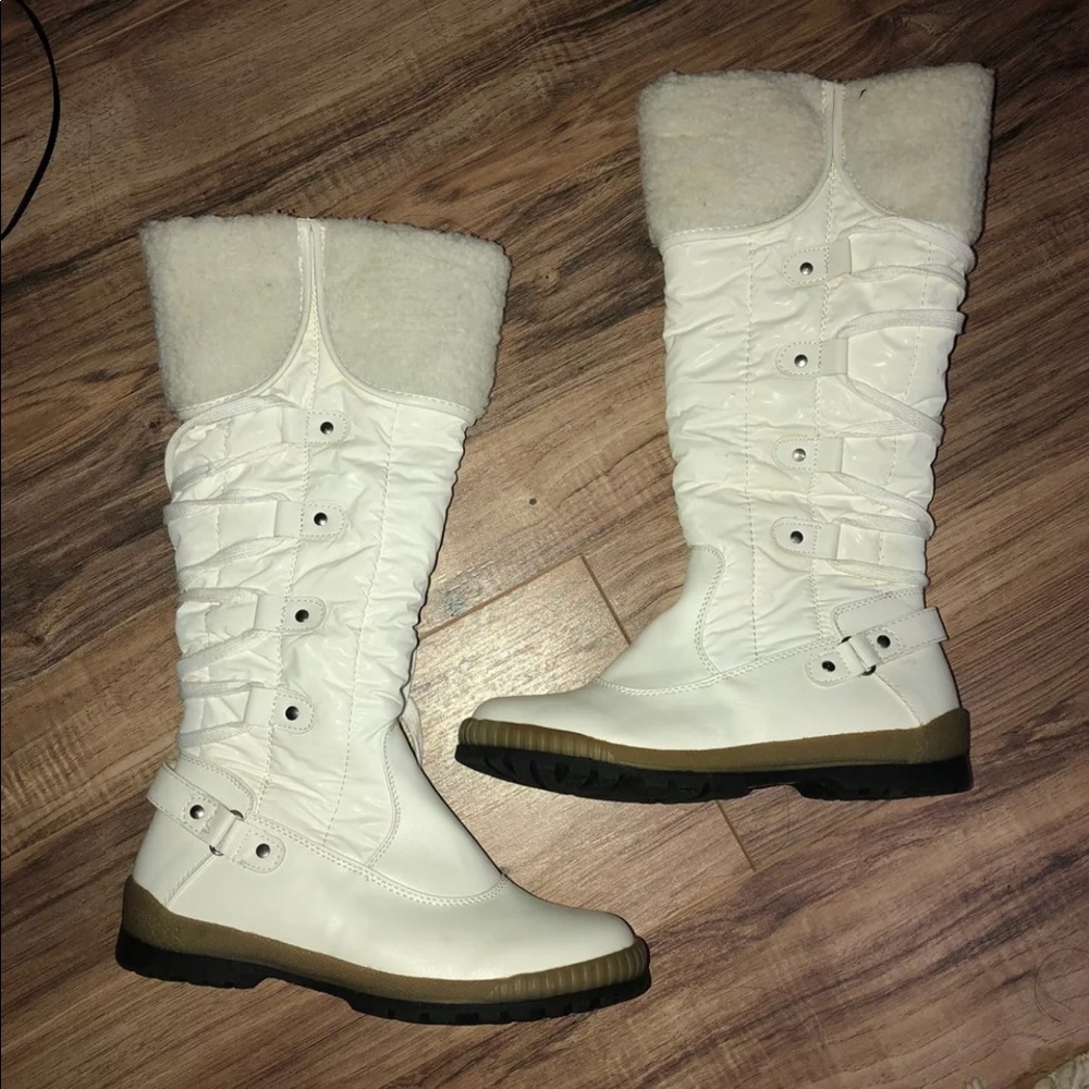NEW white snow boots